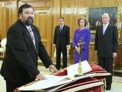 El nuevo ministro de Justicia, Francisco Caamaño Domínguez, ha prometido esta mañana su cargo ante los Reyes en el Palacio de la Zarzuela, en presencia del presidente del Gobierno, José Luis Rodríguez Zapatero. / Efe