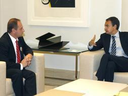 El padre de Marta del Castillo durante la conversación con Zapatero. / Efe