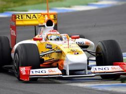 El Renault de Alonso ha dado en España esperanzas al piloto./AFP