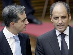 El presidente de la Generalitat Valenciana, Francisco Camps (d), conversa con el portavoz del PP en Les Corts Valencianes, Ricardo Costa. / Archivo