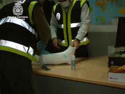 Detenido en el aeropuerto de El Prat con una pierna escayolada con cocaína