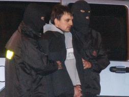 Agentes de la Ertzaintza tras el registro del domicilio del detenido en Villabona. /Efe