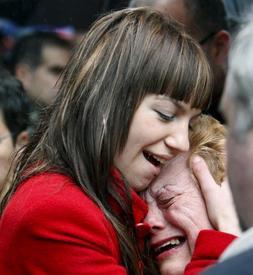 La hija del ex edil asesinado consuela a su abuela, madre de Isaías Carrasco, durante el homenaje en Mondragón./ Efe