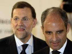 Francisco Camps posa junto a Mariano Rajoy momentos antes de su intervención en el Foro ABC. / Efe