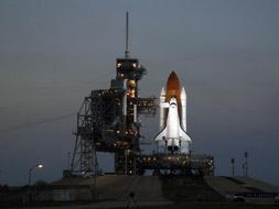 El transbordador Discovery, preparado en la plataforma de lanzamiento 'Pad 39A' en el Centro Espacial Kennedy en Cabo Cañaveral, Florida. /Efe