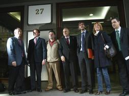 Los dirigentes socialistas vascos Jesús Eguiguren y Rodolfo Ares han recibido a la delegación del PP vasco compuesta por Iñaki Oyarzabal, Arantza Quiroga, Alfonso Alonso, Leopoldo Barreda y Antón Damborenea, que han acudido a la reunión en la sede del PSE -EE en Bilbao. / Telepress