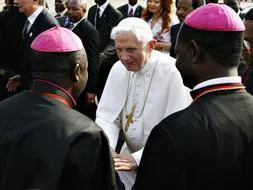 El Papa Benedicto XVI saluda a los clérigos a su llegada a Nsimalen, la capital de Camerún. / Afp