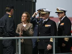La ministra de Defensa, Carme Chacón, saluda a los tripulantes del buque Numancia, momentos antes de que zarpar de la Base de Rota (Cádiz) para incorporarse a la operación 'Atalanta' de la UE que combate la piratería en aguas del Índico. / Efe