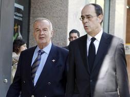 El general Vicente Navarro (i), a su llegada a la Audiencia Nacional, donde el ex jefe del Estado Mayor de la Defensa Félix Sanz Roldán ha declarado como testigo. / Efe