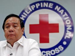 El presidente de Cruz Roja filipina, Richard Gordon, pide la liberación de los voluntarios secuestrados por Abui Sayaf, durante una rueda de prensa mantenida en Manila. / Efe