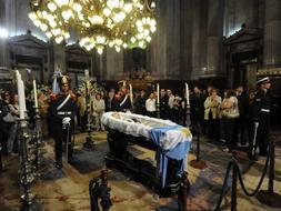 Guardias de honor custodian los restos del ex presidente argentino Raúl Alfonsín, que están siendo velados en el Salón Azul del Congreso de la Nación, en Buenos Aires. /Efe