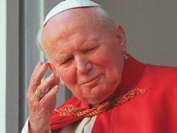 Benedicto XVI celebra una misa por el alma de Juan Pablo II