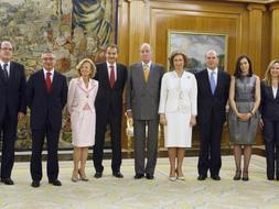 Los nuevos ministros, con Zapatero y el Rey. / Efe