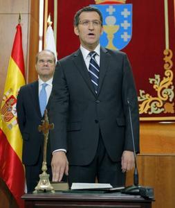 Feijóo promete su cargo en presencia del vicepresidente tercero del Gobierno, Manuel Chaves. / Efe