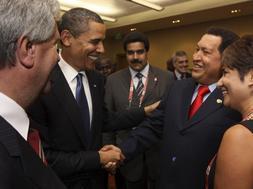 El presidente de Venezuela, Hugo Chávez (d) saluda a su homólogo estadounidense, Barack Obama (i), un momento histórico ./ Reuters