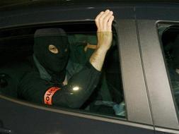 Momento del traslado a París del presunto 'número uno' de ETA, Jurdan MArtitegi. / Efe