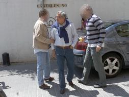 Sebastián Fernández, acompañado por los agentes esta mañana./ P. ALONSO