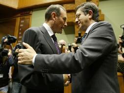 Juan José Ibarretxe felicita al nuevo lehendakari tras la votación en el Parlamento de Vitoria. / Telepress