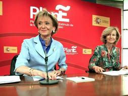 La vicepresidenta primera, maría Teresa Fernández de la Vega, y la segunda, Elena salgado, han comparecido al término del Consejo de Ministros extraordinario. / Efe