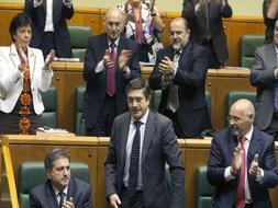 Los parlamentarios del PSE-EE, aplauden a a Patxi López, elegido lehendakari durante el debate de investidura celebrado ayer en el Parlamento vasco. / Efe