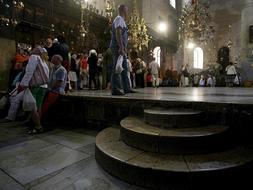 Varios creyentes esperan para poder entrar en La Gruta, lugar donde los fieles cristianos creen que nació Jesucristo, en la Iglesia de la Natividad en la ciudad cisjordana de Belén. / Efe