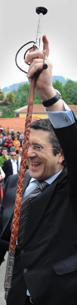 Patxi López saluda con la makila en la mano durante la toma de posesión. / Archivo