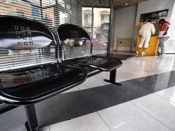 Imagen de archivo de dos jóvenes sacando dinero de un cajero,