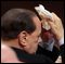 Una fotografía revela que Berlusconi se maquilla cada vez que se seca el sudor de la frente
