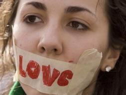 Una chica protesta frente a la Corte Suprema./ Efe