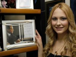 La joven Noemi Letizia, flanqueada por una foto de Silvio Berlusconi. / Ap