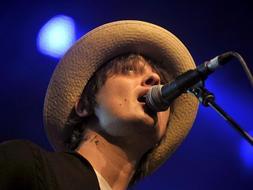 El artista británico Pete Doherty, durante su concierto en el festival Neuchatel, un día después de que fuera detenido. /AP