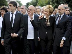 El lehendakari, Patxi López; el presidente del Senado, Javier Rojo; la vicepresidenta primera del Gobierno, María Teresa Fernández de la Vega; y el consejero vasco de Interior, Rodolfo Ares (izq-dcha), durante la manifestación en Bilbao. / Efe