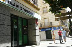 La sevillana Cajasol estudia con las cajas extremeñas cerrar su fusión en otoño