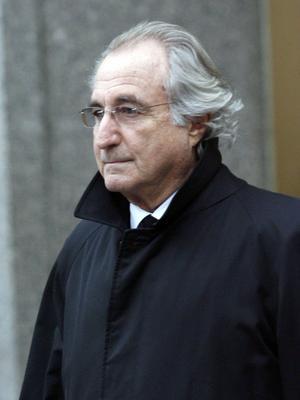 La nueva vida de Madoff: de estafador multimillonario a grabador de placas