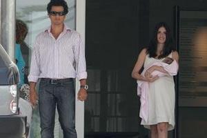 Paz Vega presenta a su hija Ava