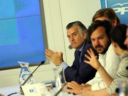 Rajoy pacta la salida de Bárcenas para despejar el camino del PP