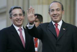 Las FARC anuncian que quieren dialogar con Uribe en vísperas del acuerdo con EE.UU.