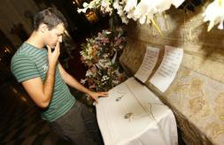 El Cabildo de la Catedral de Toledo prohíbe besar las medallas de la Virgen