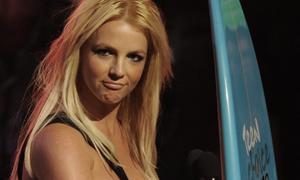 Britney Spears apunta los misiles de su biquini a la Casa Blanca
