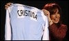 Cristina Kirchner muestra una camiseta de la selección argentina con su nombre | REUTERS