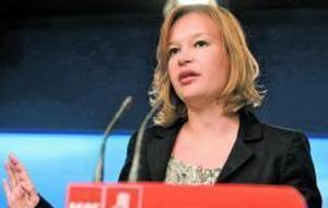 Pajín tendrá que firmar la baja de su madre como militante socialista