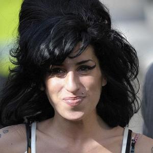 Amy Whinehouse «apadrina» a una niña de 13 años