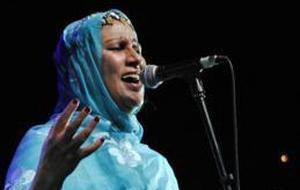 Varios marroquíes agreden a la cantante saharaui Mariem Hassan y su grupo