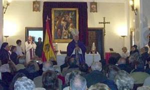 El obispo Alcalá celebra una misa con una bandera franquista en el altar