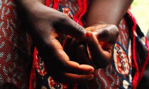 «Por la noche tenía que acostarme con un hombre»