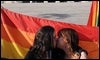 Beso frente al Parlamento de Portugal / AFP