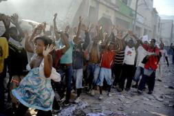 Policías y bandas de asaltantes se enfrentan a tiros en Haití