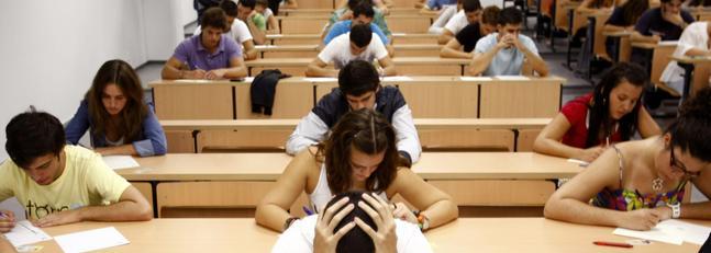 La Universidad de Sevilla garantiza el derecho del alumno a terminar un examen aunque sea sorprendido copiando