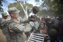 Cien soldados de EE.UU. ponen en marcha la distribución de ayuda en Puerto Príncipe