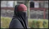 Una mujer con niqab pasea ayer en Lyon / AFP
